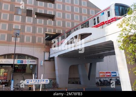 Tokyo, Giappone. 6th Jan, 2023. Un treno della linea Marunouchi alla stazione della metropolitana M Korakuen. La linea della metropolitana Marunouchi di Tokyo è una linea di metropolitana di transito rapido operata dalla metropolitana Tokyo. Corre dalla Stazione di Ogikubo ad ovest alla Stazione di Ikebukuro a nord, passando attraverso il centro di Tokyo e le principali stazioni come Shinjuku, Yotsuya e Tokyo Station. La linea Marunouchi è di colore marrone chiaro sulle mappe di transito ed è nota per il suo servizio frequente e la posizione comoda nel cuore della città. E' usato sia dai pendolari che dai turisti per viaggiare verso destinazioni popolari come l'Imperial pala Foto Stock