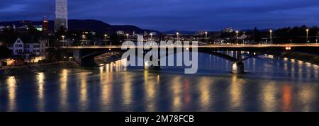 Vista del tramonto oltre il ponte Wettsteinbrucke, il fiume Reno, la città di Basilea, il Cantone di Basilea Città, Svizzera, Europa Foto Stock