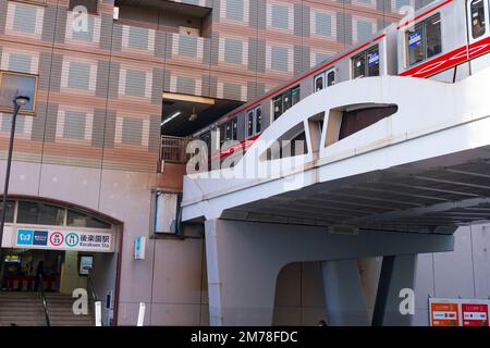 Tokyo, Giappone. 6th Jan, 2023. Un treno della linea Marunouchi alla stazione della metropolitana M Korakuen. La linea della metropolitana Marunouchi di Tokyo è una linea di metropolitana di transito rapido operata dalla metropolitana Tokyo. Corre dalla Stazione di Ogikubo ad ovest alla Stazione di Ikebukuro a nord, passando attraverso il centro di Tokyo e le principali stazioni come Shinjuku, Yotsuya e Tokyo Station. La linea Marunouchi è di colore marrone chiaro sulle mappe di transito ed è nota per il suo servizio frequente e la posizione comoda nel cuore della città. E' usato sia dai pendolari che dai turisti per viaggiare verso destinazioni popolari come l'Imperial pala Foto Stock