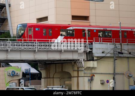 Tokyo, Giappone. 6th Jan, 2023. Un treno della linea Marunouchi alla stazione della metropolitana M Korakuen. La linea della metropolitana Marunouchi di Tokyo è una linea di metropolitana di transito rapido operata dalla metropolitana Tokyo. Corre dalla Stazione di Ogikubo ad ovest alla Stazione di Ikebukuro a nord, passando attraverso il centro di Tokyo e le principali stazioni come Shinjuku, Yotsuya e Tokyo Station. La linea Marunouchi è di colore marrone chiaro sulle mappe di transito ed è nota per il suo servizio frequente e la posizione comoda nel cuore della città. E' usato sia dai pendolari che dai turisti per viaggiare verso destinazioni popolari come l'Imperial pala Foto Stock