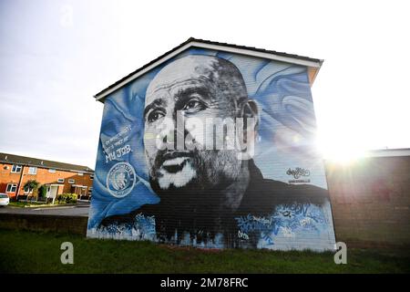 Etihad Stadium, Manchester, Regno Unito. 8th Jan, 2023. Fa Cup Football, Manchester City contro Chelsea; Murale Pep Guardiola, responsabile della città di Manchester, a fianco di una casa Credit: Action Plus Sports/Alamy Live News Foto Stock