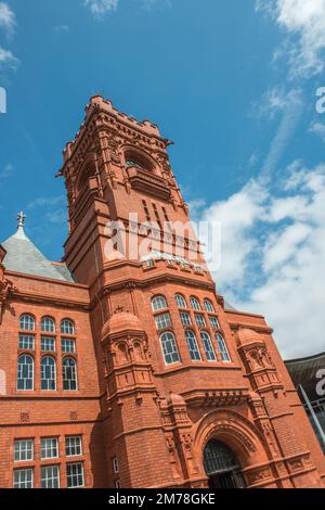 Inclinato su Pierhead Building Cardiff Bay South Wales Foto Stock