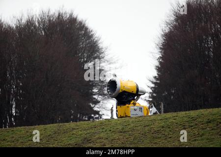 Gersfeld, Germania. 08th Jan, 2023. Un cannone da neve inutilizzato si trova nel prato verde vicino allo skilift di Zuckerfeld. La mancanza di neve e le temperature miti impediscono alle stazioni sciistiche di Hesse di godersi le piste. Credit: Sebastian Gollnow/dpa/Alamy Live News Foto Stock