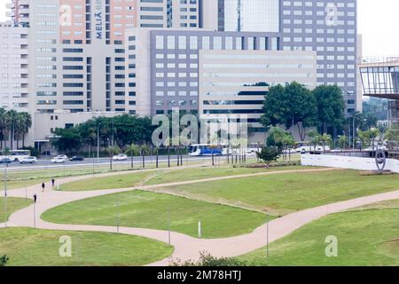 Particolare architettonico del Giardino Burle Marx situato presso l'Exio Monumental (asse Monumentale), un viale centrale nel design cittadino di Brasília Foto Stock