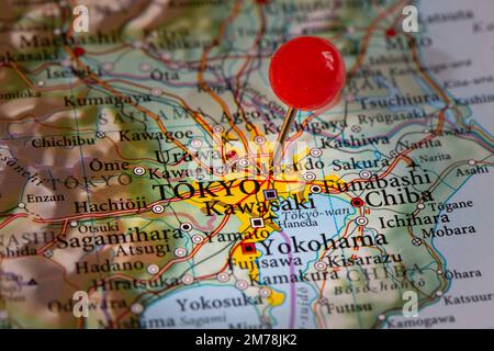 Una puntina su una mappa che indica la posizione della capitale giapponese di Tokyo sull'isola di Honshu con spazio per le copie Foto Stock