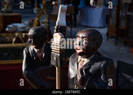 Primo piano di un antico gruppo di statue lignee di una band jazz colorata al mercato delle pulci di Cagliari Foto Stock