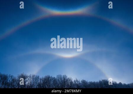 Halos: 22 gradi halos, archi tangenziali orizzontali, 46 gradi halos, arco circumzenithal, Sugarbush Ski Resort, Warren, VT, Stati Uniti. Foto Stock