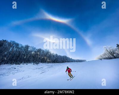 Halos: 22 gradi halos, archi tangenziali orizzontali, 46 gradi halos, arco circumzenithal, Sugarbush Ski Resort, Warren, VT, Stati Uniti. Foto Stock