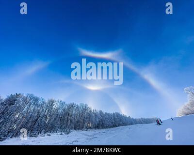 Halos: 22 gradi halos, archi tangenziali orizzontali, 46 gradi halos, arco circumzenithal, Sugarbush Ski Resort, Warren, VT, Stati Uniti. Foto Stock