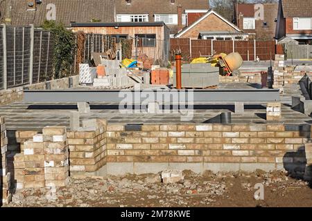 Casa indipendente trave trave trave trave in acciaio posto su pavimento in cemento pianificazione anticipo per la facilità di sollevamento sopra elevazione frontale ampia finestra apertura più tardi sul Regno Unito Foto Stock