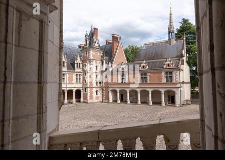 Cortile del Castello reale di Blois con parte in stile gotico di Luigi XII, dove si trova il St Calais Cappella Foto Stock