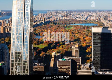 Vista aerea di Central Park nei colori autunnali con il nuovo edificio superalto e i grattacieli di Midtown Manhattan. New York City Foto Stock