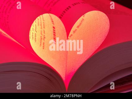 Forma a cuore rosso formata da pagine di un romanzo romantico Foto Stock