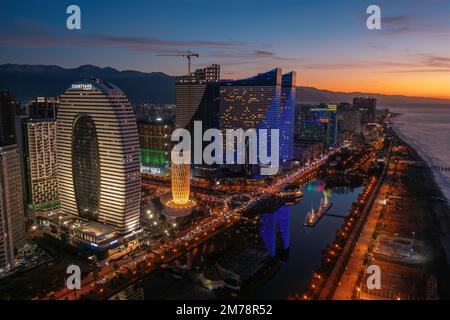 Grattacieli moderni, vista aerea del drone notturno di Batumi City, Georgia. Foto Stock