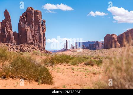 vista sul deserto con buttes e hoodoos nella valle del monumento Foto Stock