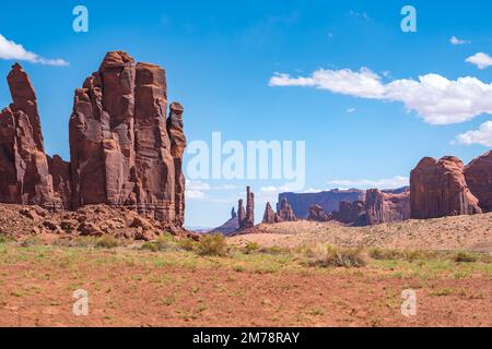 vista del deserto nella valle monumento con buttes Foto Stock