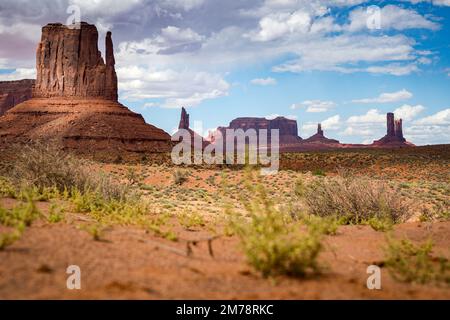 vista del deserto con buttes nella valle del monumento Foto Stock