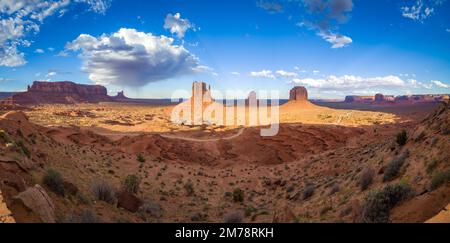 vista panoramica di mitten buttes nella valle monumento Foto Stock