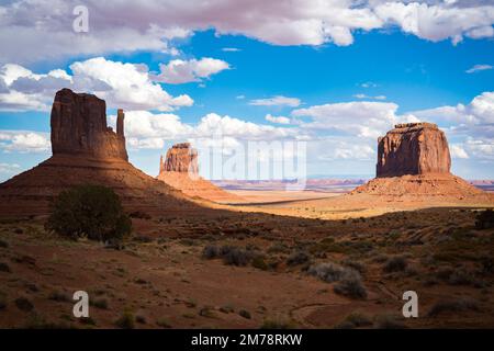 mitten buttes nella valle monumento in una giornata di sole Foto Stock