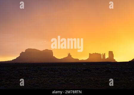 sagome di buttes e hoodoos nella valle monumento durante l'alba Foto Stock