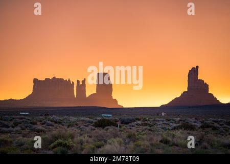 silhouette di buttes nella valle monumento durante l'alba Foto Stock