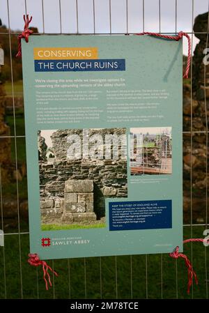 Una serie di porte a Sawley Abbey, che assicurano l'integrità della vecchia chiesa abbaziale, Sawley, Clitheroe, Lancashire, Regno Unito, Europa Foto Stock