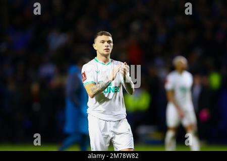 Hillsborough Stadium, Sheffield, Inghilterra - 7th gennaio 2023 Kieran Trippier (2) di Newcastle United applaude i tifosi in viaggio - durante la partita Sheffield Mercoledì contro Newcastle United, Emirates fa Cup, 2022/23, Hillsborough Stadium, Sheffield, Inghilterra - 7th Gennaio 2023 Credit: Arthur Haigh/WhiteRosePhotos/Alamy Live News Foto Stock