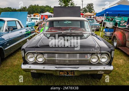 Iola, WI - 07 luglio 2022: Vista frontale in prospettiva alta di una Mercury Comet Caliente Convertibile 1964 in un salone automobilistico locale. Foto Stock