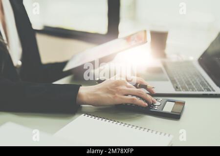 Amministratore business persone ispettore finanziario fare rapporto calcolo saldo. Concetto di contabilità e ricavi interni Foto Stock