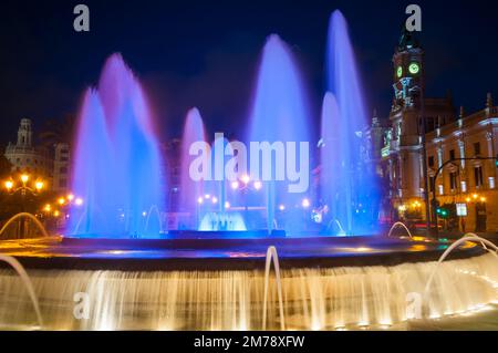 Valencia, Spagna - 22 giugno 2019: Fontana nella piazza principale della città di Valencia (Plaza del Ayuntamiento) di notte Foto Stock