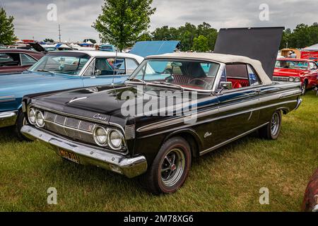 Iola, WI - 07 luglio 2022: Vista dall'alto dell'angolo anteriore di una Mercury Comet Caliente Convertibile 1964 in un salone automobilistico locale. Foto Stock