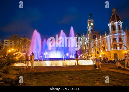 Valencia, Spagna - 22 giugno 2019: Fontana nella piazza principale della città di Valencia (Plaza del Ayuntamiento) di notte Foto Stock