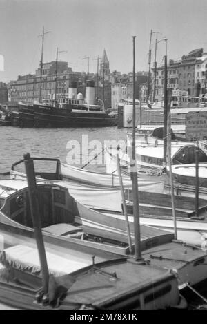 Porto Vecchio o Porto Vecchio di Marsiglia con nave a vapore ormeggiata, la provenzale VI, Marsiglia Provenza Francia. Immagine vintage in bianco e nero o monocromatica c1940. Foto Stock