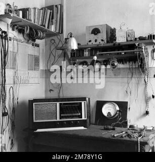 Officina di riparazione elettronica d'epoca o radio d'epoca nel negozio elettronico radio Canebiere Marsiglia Francia 1945. Fotografia vintage in bianco e nero o monocromatica. Foto Stock