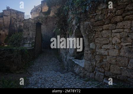 Vecchia città turistica di Cotignac nel sud della Francia Foto Stock