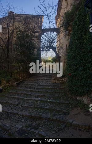 Vecchia città turistica di Cotignac nel sud della Francia Foto Stock