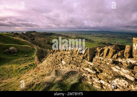 Ampie vedute della campagna dalla cima di Bredon Hill, Worcestershire Foto Stock