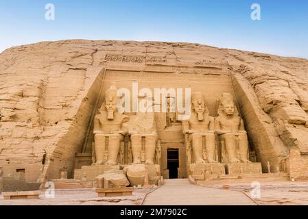 I due imponenti templi scavati nella roccia di Abu Simbel si trovano sulla riva occidentale del lago Nasser, a circa 230 km a sud Foto Stock