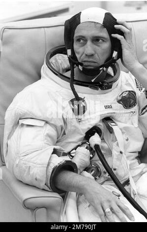 Cape Canaveral, Stati Uniti. 11 ottobre 1968. L'astronauta della NASA Apollo VII Donn Eisele, si adatta mentre si prepara per il lancio al Kennedy Space Center, 11 ottobre 1968 a Cape Canaveral, Florida. Foto Stock