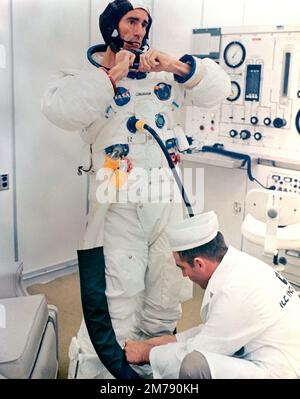 Cape Canaveral, Stati Uniti. 11 ottobre 1968. Walter Cunningham, primo astronauta della NASA Apollo VII, si mette in scena mentre si prepara per il giorno di lancio al Kennedy Space Center, 11 ottobre 1968 a Cape Canaveral, Florida. Cunningham morì il 4 gennaio 2023 all'età di 90 anni, l'ultimo membro sopravvissuto della missione NASA Apollo 7. Foto Stock