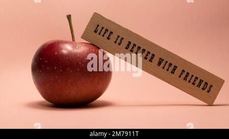 LA VITA È MIGLIORE CON GLI AMICI è stato scritto sulla superficie di legno. Concetto di legno. Foto Stock