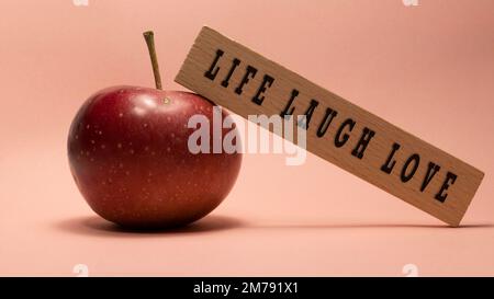 VITA RIDERE AMORE scritto sulla superficie di legno. Concetto di legno. Foto Stock