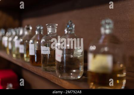 vecchi flaconi di medicina beduina nomade Foto Stock