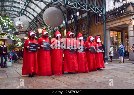 Londra, Regno Unito. 7th gennaio 2023. Manifestanti a Covent Garden. Le donne che indossavano i costumi di tale della serva hanno marciato attraverso il centro di Londra per protestare contro le esecuzioni in Iran, a sostegno della libertà e in solidarietà con le donne in Iran. Foto Stock