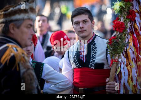 Sofia, Bulgaria - 08 gennaio 2023: Uomo non identificato in costume kuker tradizionale al festival di giochi Surva Masquerade a Sofia, Bulgaria. Kuker cos Foto Stock