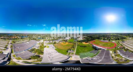 Visualizzazione panoramica a 360 gradi di DAVIE, FL, USA - 6 gennaio 2022: Fotografia aerea 360 equirettangolare Western High School