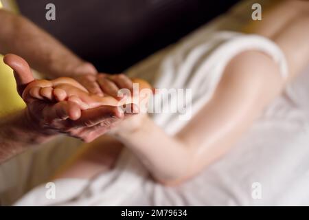 Donna che riceve massaggio ai piedi nel salone termale Foto Stock