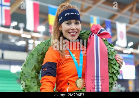 HAMAR, NORVEGIA - Gennaio 8: Antoinette Rijpma - de Jong dei Paesi Bassi dopo la cerimonia di medaglia durante il Campionato europeo di pattinaggio di velocità Allround ISU a Vikingskipet il 8 Gennaio 2023 a Hamar, Norvegia (Foto di Douwe Bijlsma/Orange Pictures) Foto Stock