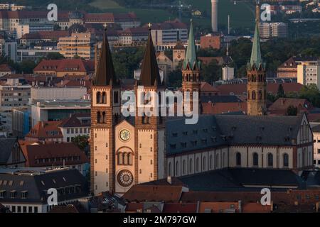 La cattedrale romanica di Würzburg Dom, chiamata anche cattedrale di San Kilian, nella città di Würzburg, Germania al tramonto Foto Stock