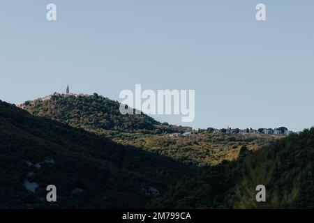 Case tradizionali croate su una collina Foto Stock